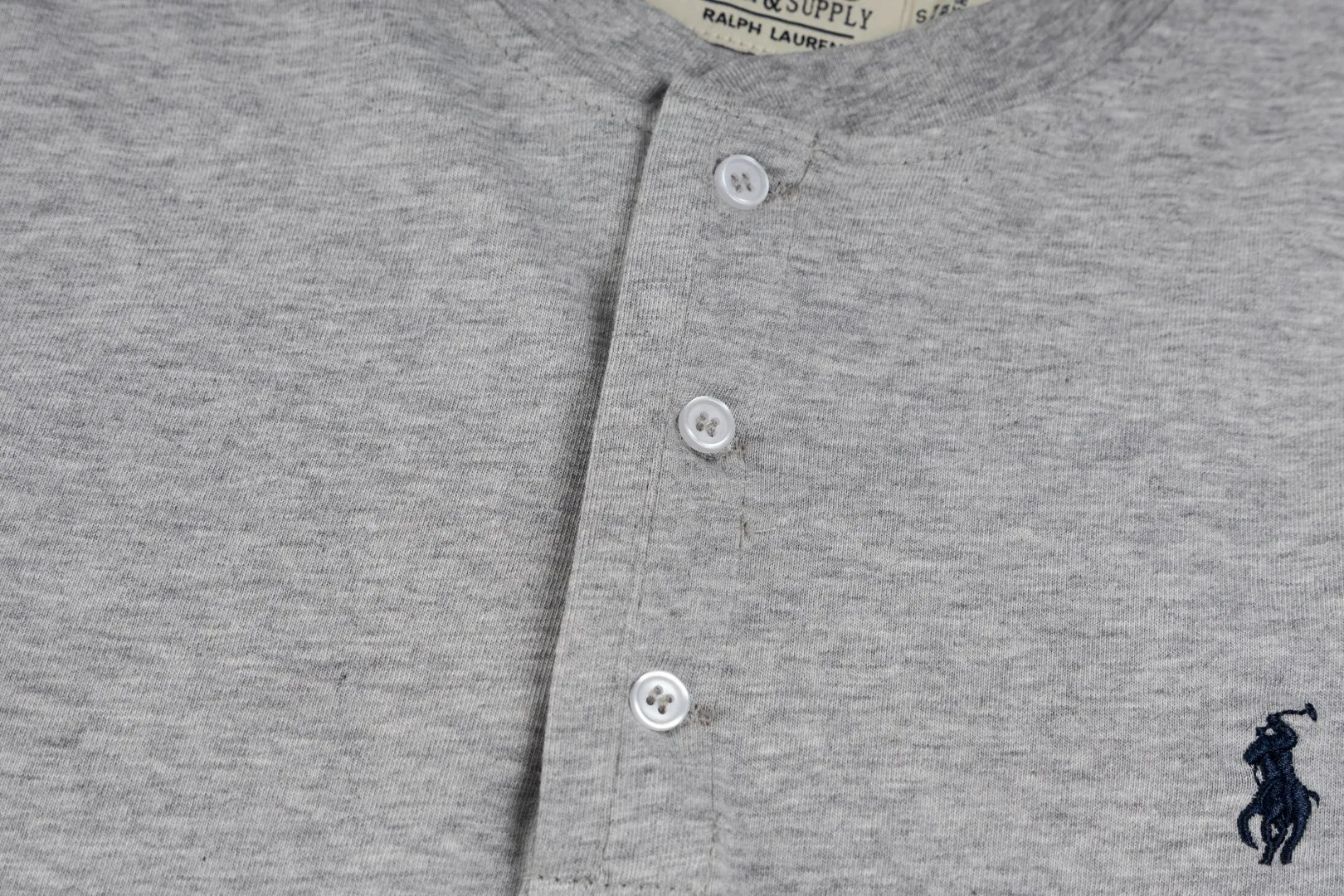 P196 #R85 Ralph Lauren washed heavy brushed distressed henley stand-up collar open chest long-sleeved bottoming shirt thin sweatshirt fabric 100% Xinjiang long-staple cotton, imported embroidered logo on the chest custom threaded collar, classic embroidery, the highest version, suitable for business and leisure daily use! 🌘3-button placket, laser logo pearlescent resin buttons, cuffs and hem are double-stitched, different from the currency version. Washed and distressed, sand-washed and stir-fried. Color: White, Black, Navy Blue, Army Green, Gray Size: S M L XL Length: 69/70/72/75 Bust: 102/108/116/124 Shoulder width: 43/45/47/49 Recommended weight: 100-120/120-140/140-160/160-180 pounds